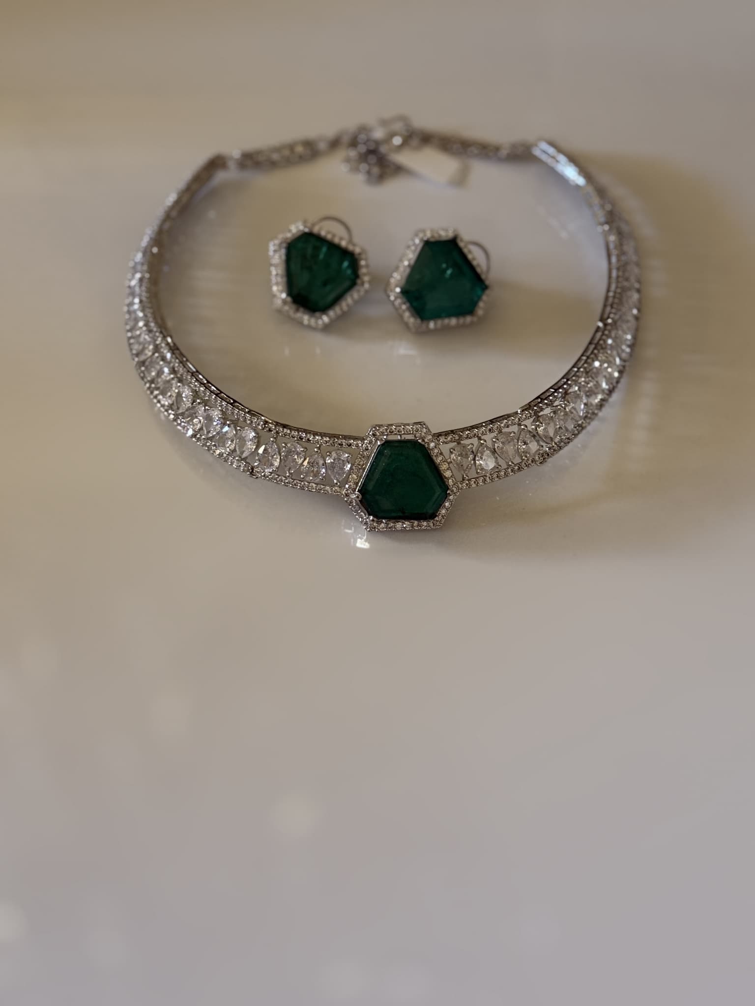 emerald-hexagon-choker-set